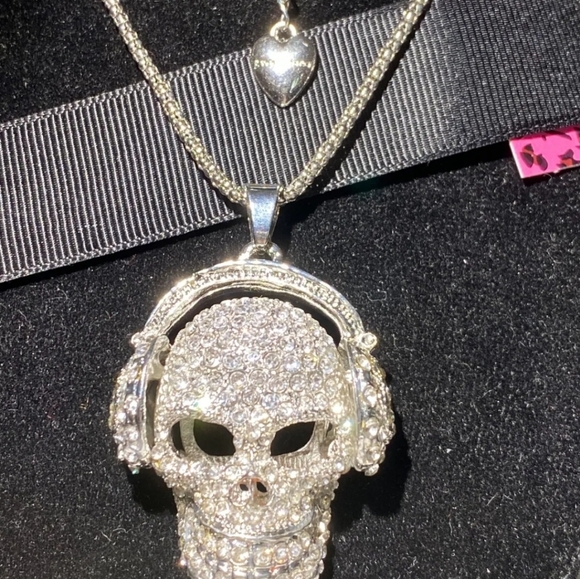Silver plated crystal skull wearing headphones necklace with adjustable chain - Picture 8 of 15